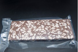 Turrón de chocolate con almendras